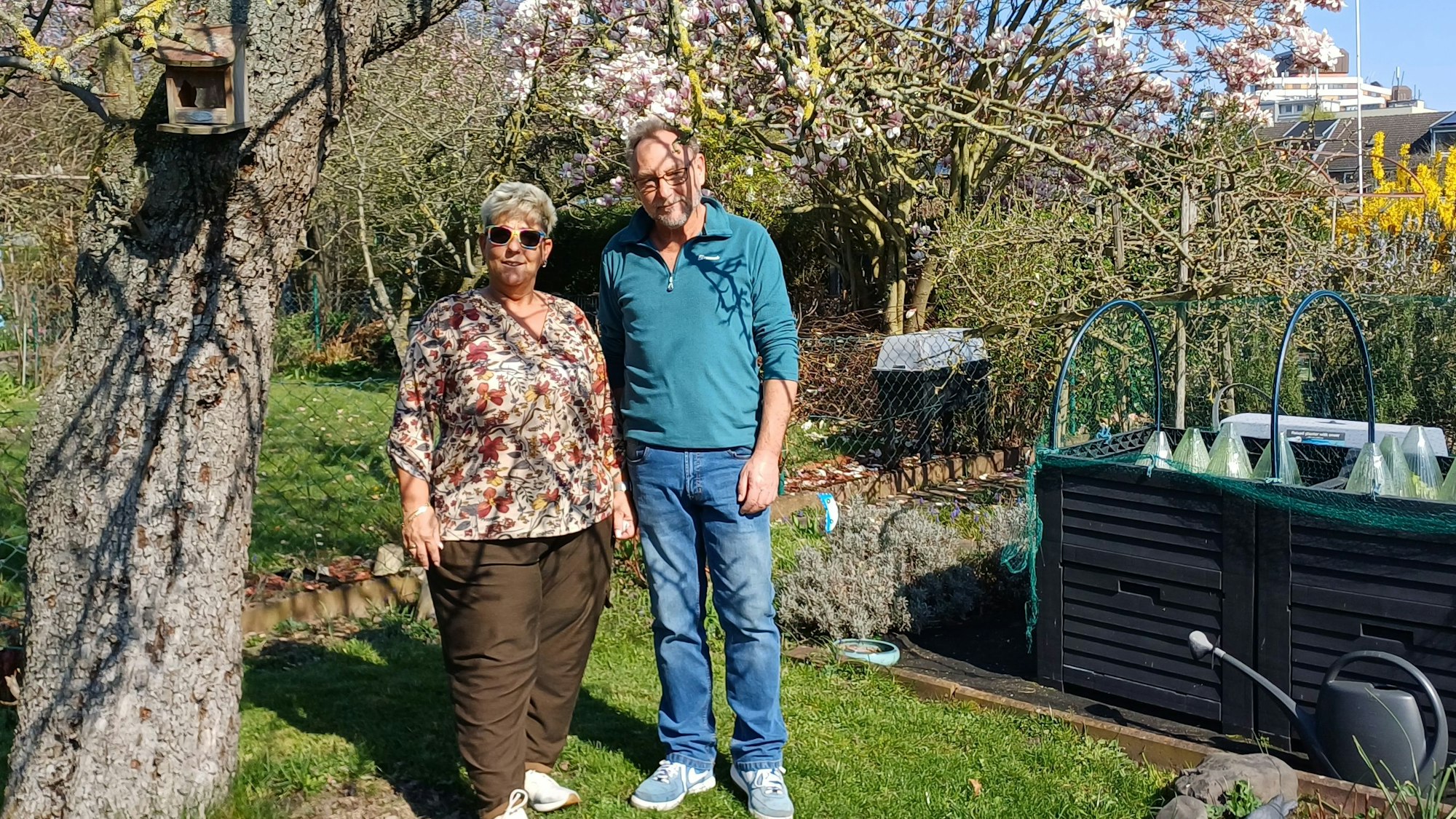 Kleingärtner Monika und Klaus Kolzem, rechtes im Hochbeet wächst der Salat.