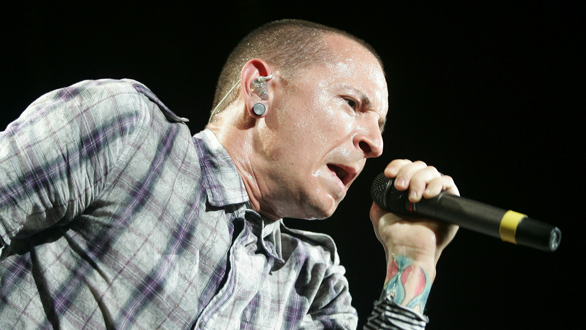 Chester Bennington with Linkin Park performs at the Sound Advice Amphitheatre in West Palm Beach Florida on August 10, 2007.