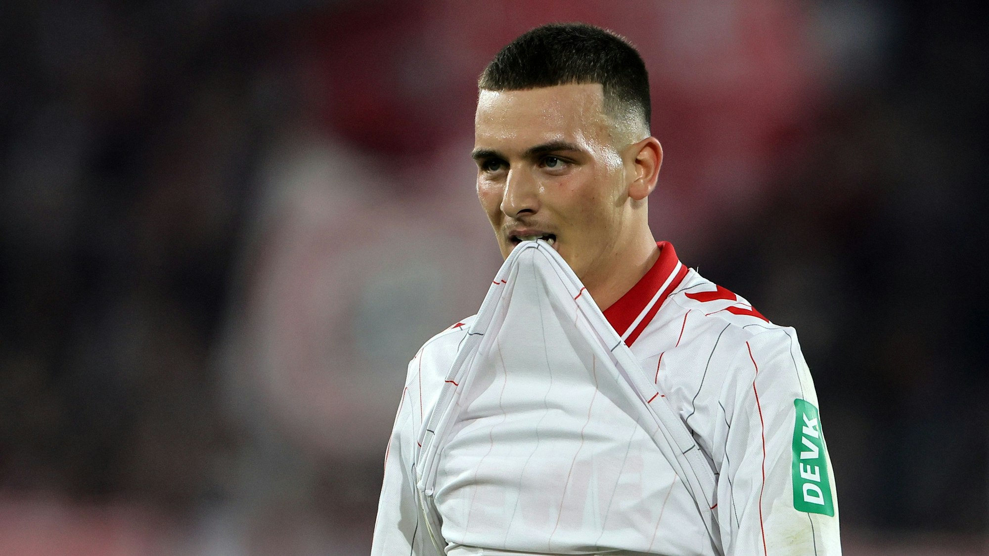 Said El Mala beißt enttäuscht auf sein Trikot.