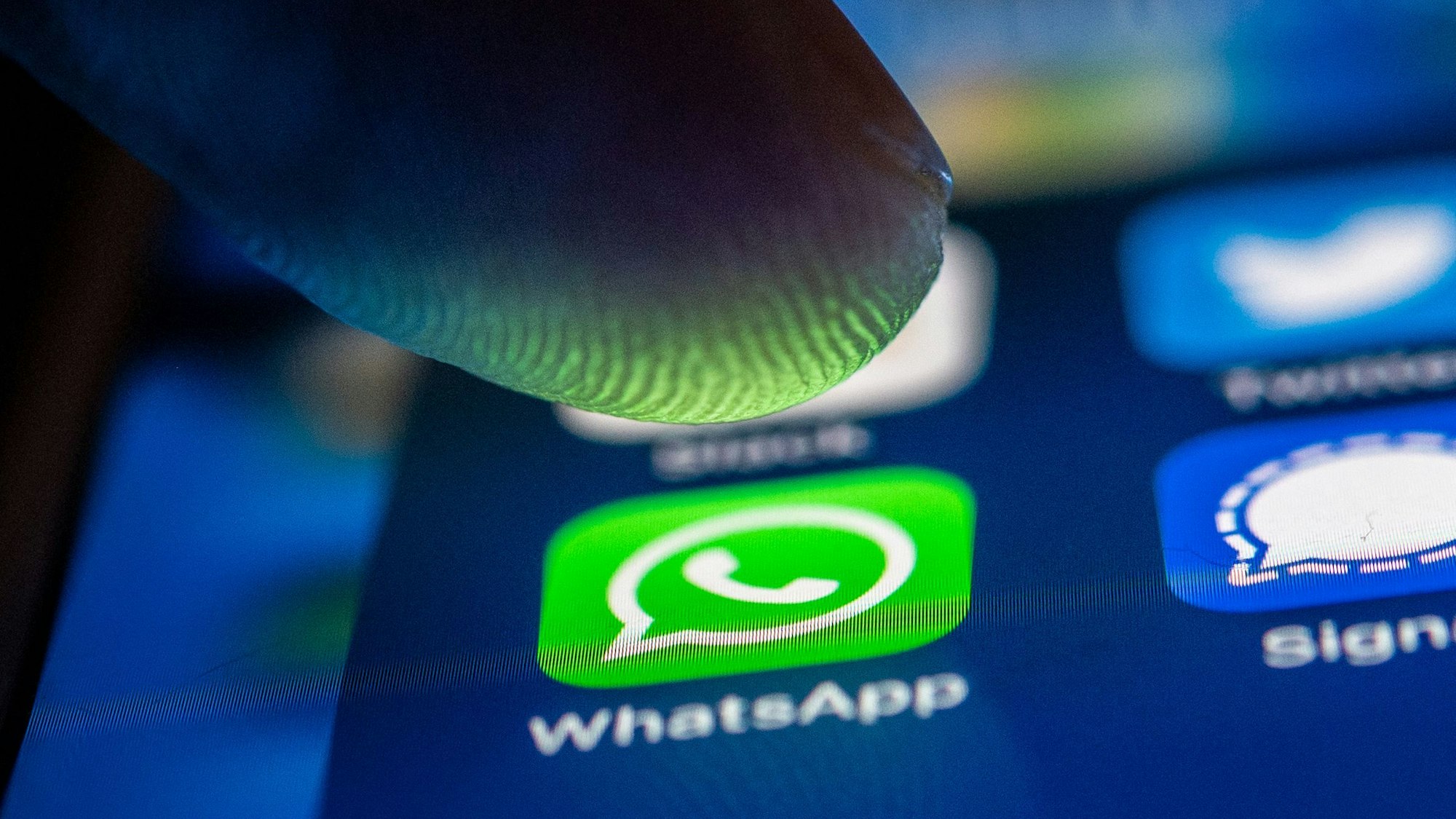 Über Klassenchats wird derzeit intensiv diskutiert. Die Bezirksschülervertretung Bonn/Rhein-Sieg fordert eine Stärkung der Medienkompetenz an den Schulen.