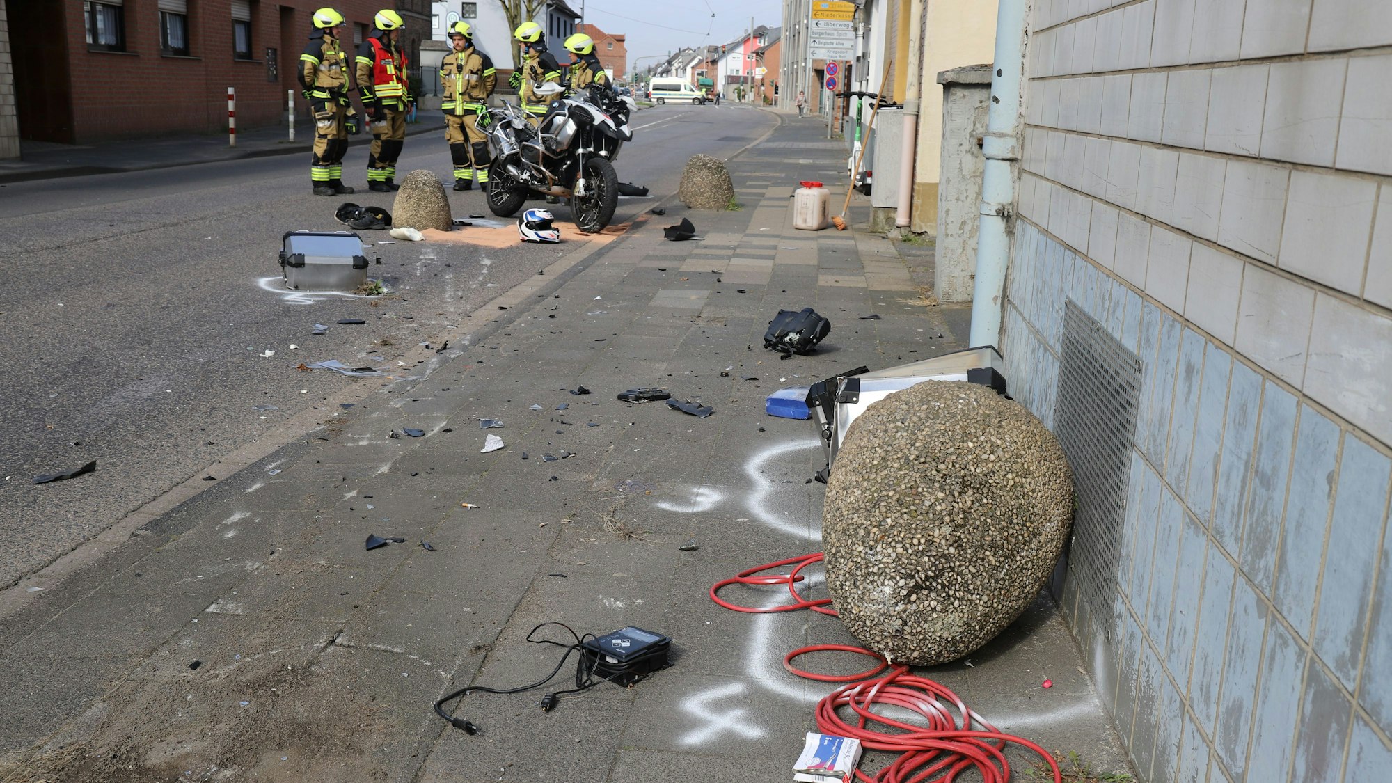 Auf der Hauptstraße in Troisdorf-Spich ist am Freitagvormittag ein 63 Jahre alter Motorradfahrer bei einem Unfall schwer verletzt worden.