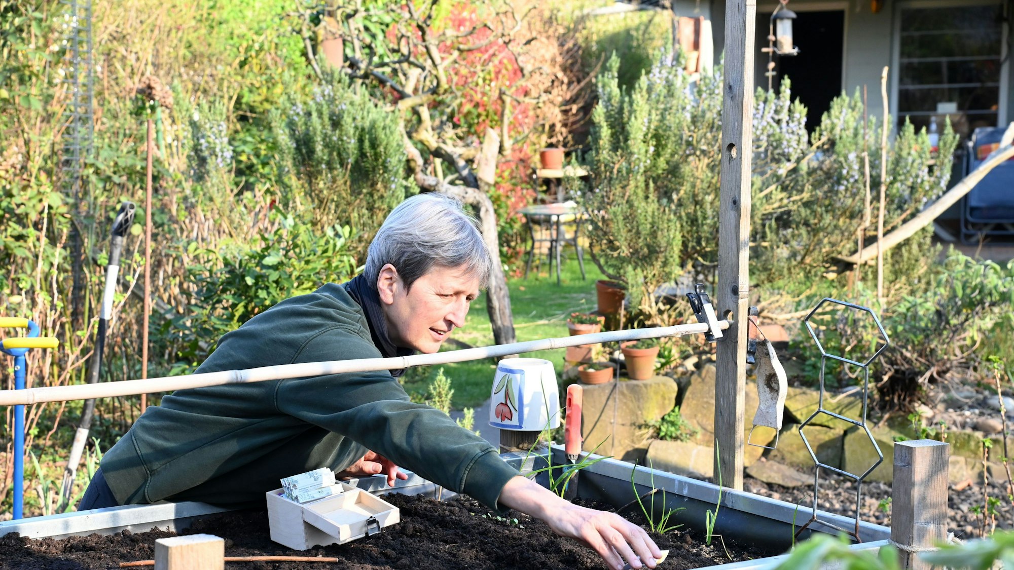 Christiana Zwicker in ihrer Parzelle in Schlösser Gärten.