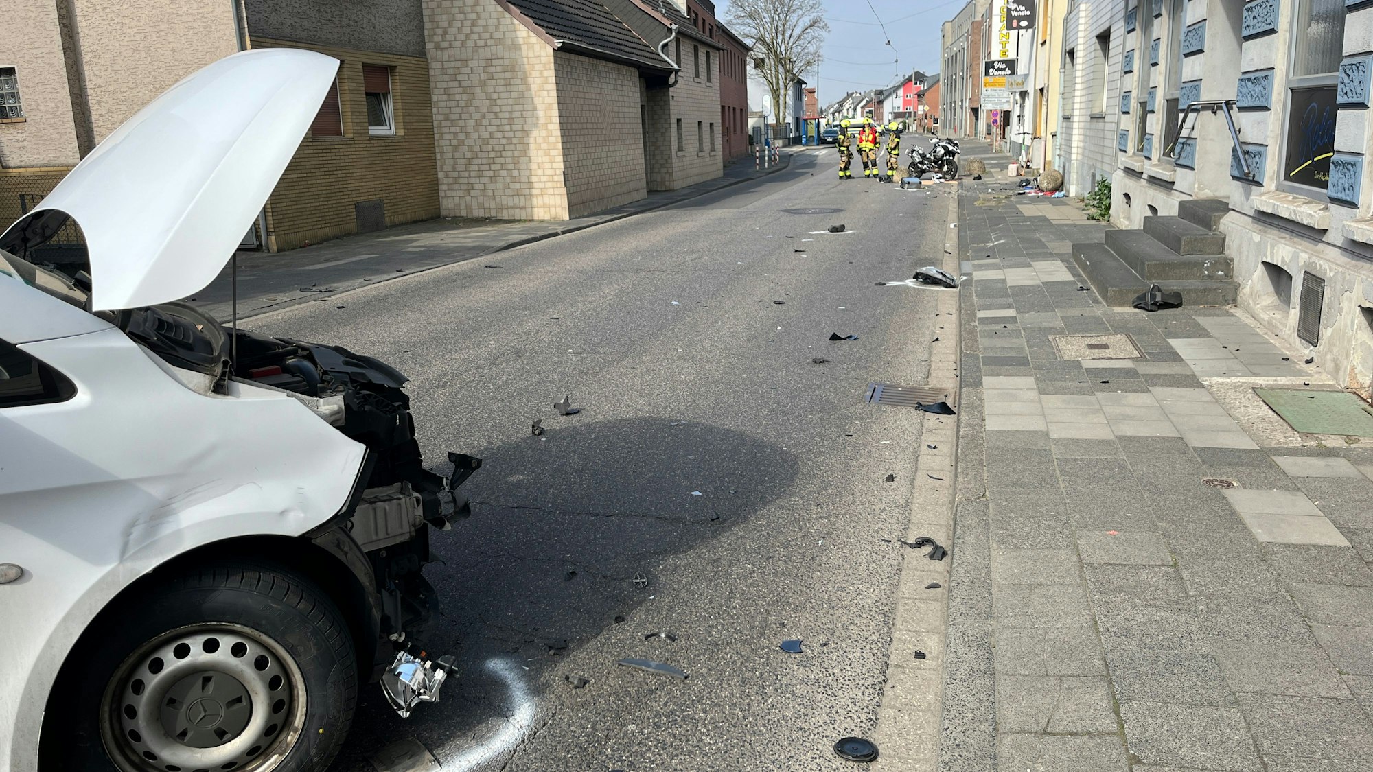 Der Motorradfahrer schleuderte nach dem Zusammenstoß über die Fahrbahn auf den Gehweg und versetzte Waschbeton-Kegel, bevor er stürzte.