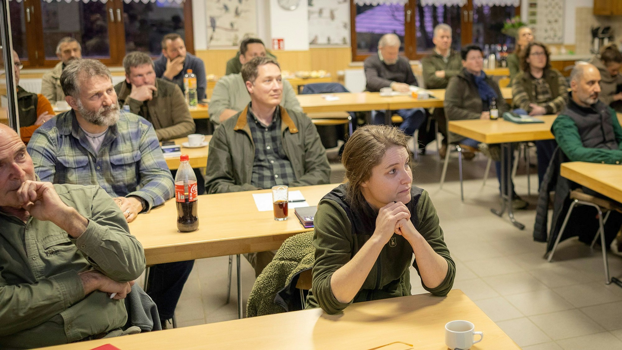 Die Teilnehmer folgen im Schulungsraum der Kreisjägerschaft den Ausführungen des Experten.