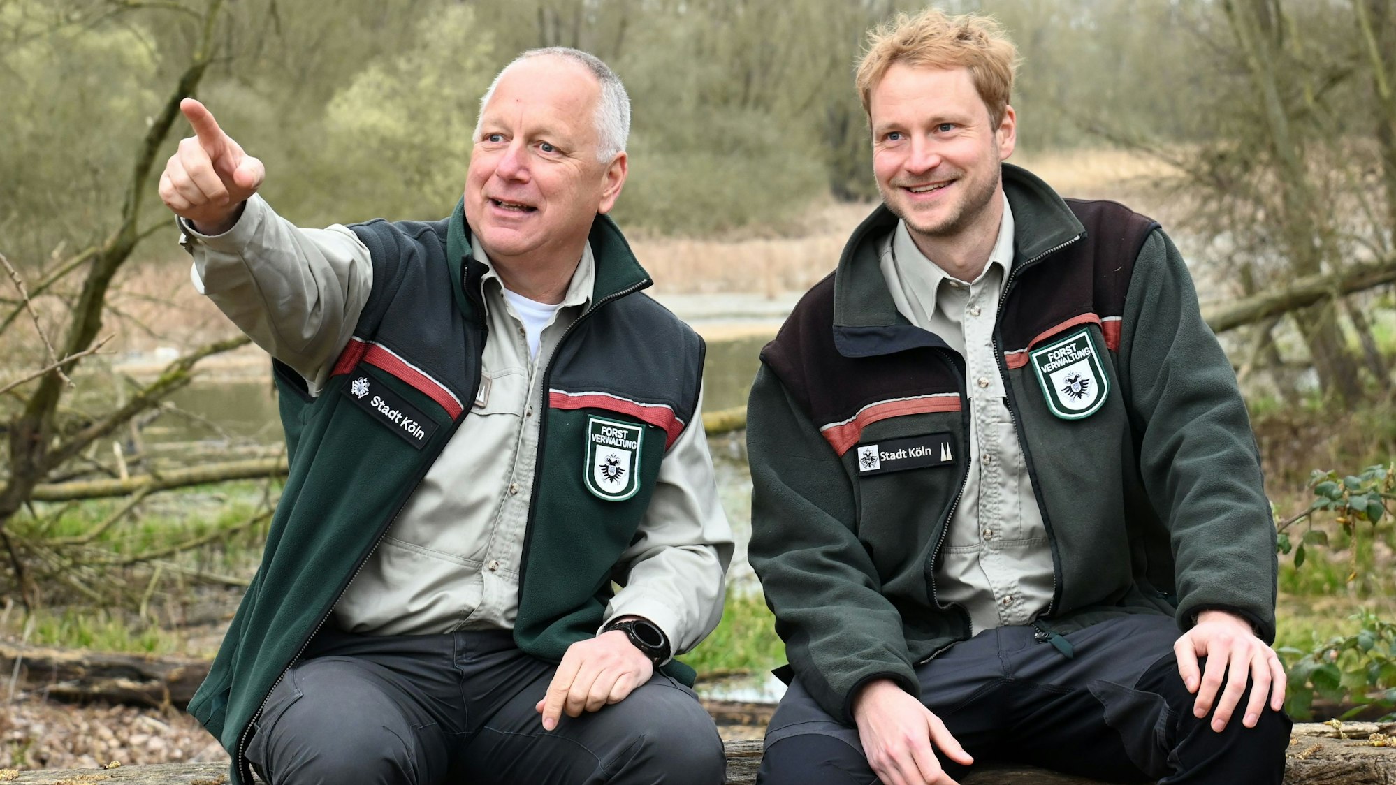 Kölns Oberförster Michael Hundt (l.) und Stadtförster Daniel Zocher, der für den linksrheinischen städtischen Wald verantwortlich ist.