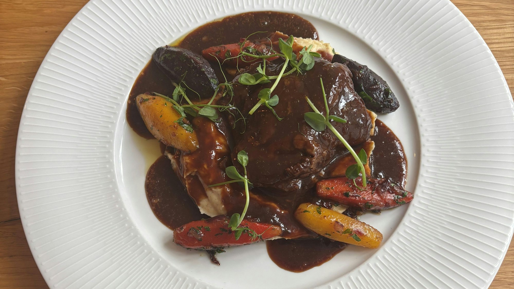 Das Bild zeigt das Gericht auf einem weißen Teller.