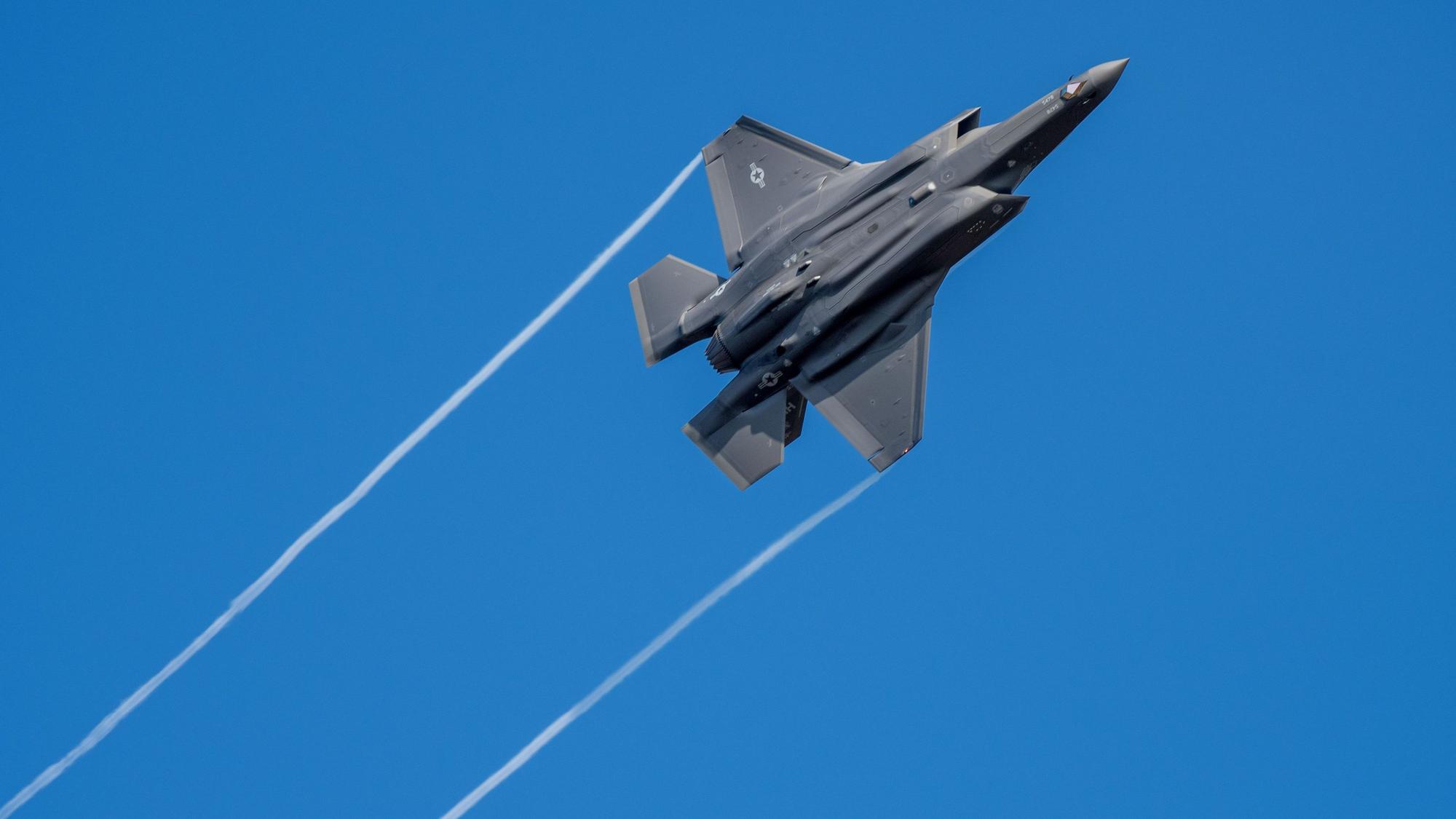 Ein US-Kampfflugzeug vom Typ F-35 fliegt über der Eifel.