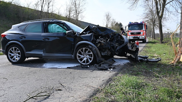 In Kerpen war am Freitag (20. März) der Erfttalstraße ein Pkw von der Fahrbahn abgekommen und gegen einen Baum geprallt.
