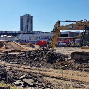 Auf dem ehemaligen Brauereigelände an der Alteburger Straße finden derzeit Erd- und Erschließungsarbeiten statt – als Vorbereitung für das Interim der Europaschule.