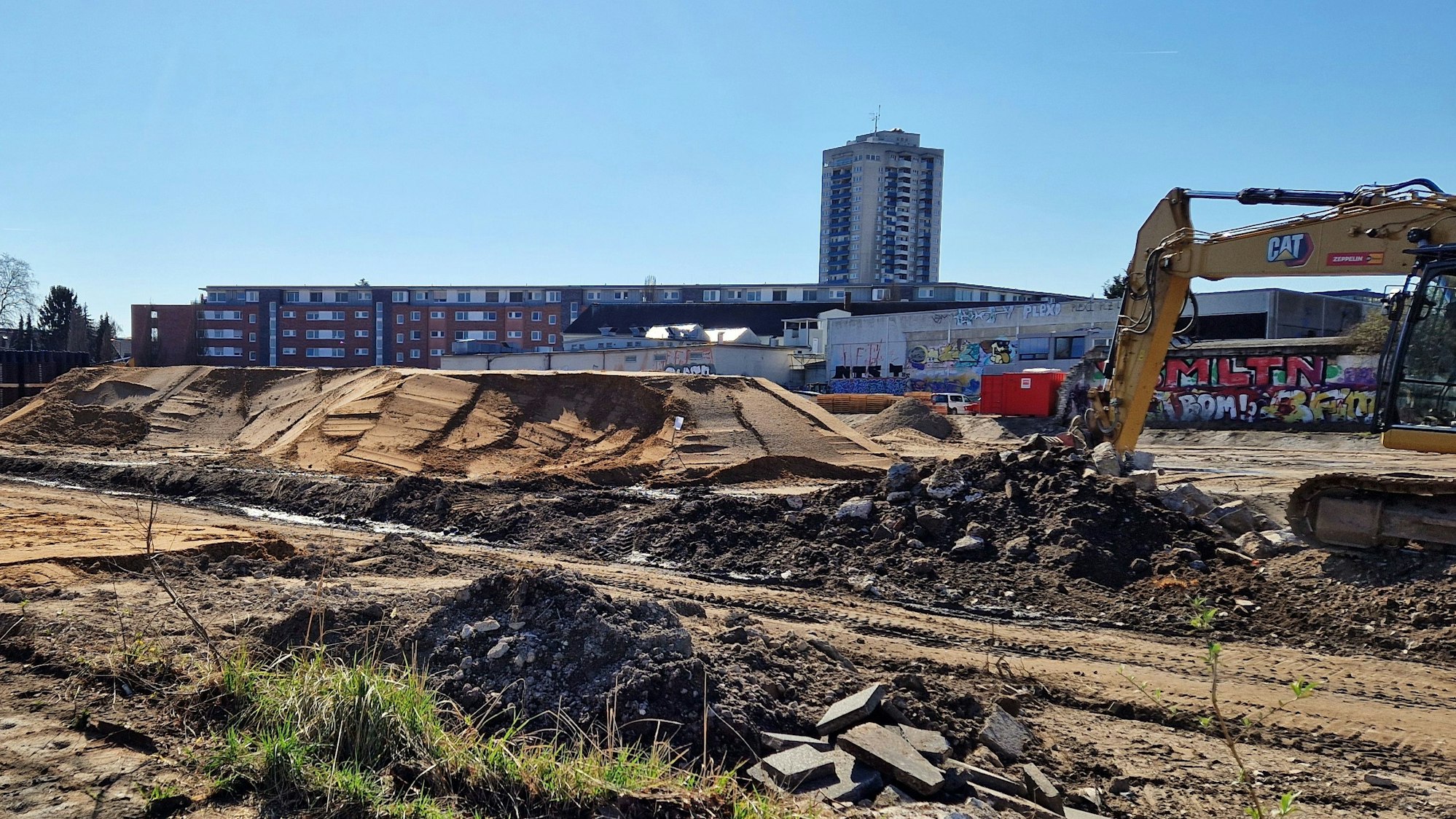 Auf dem ehemaligen Brauereigelände an der Alteburger Straße finden derzeit Erd- und Erschließungsarbeiten statt – als Vorbereitung für das Interim der Europaschule.