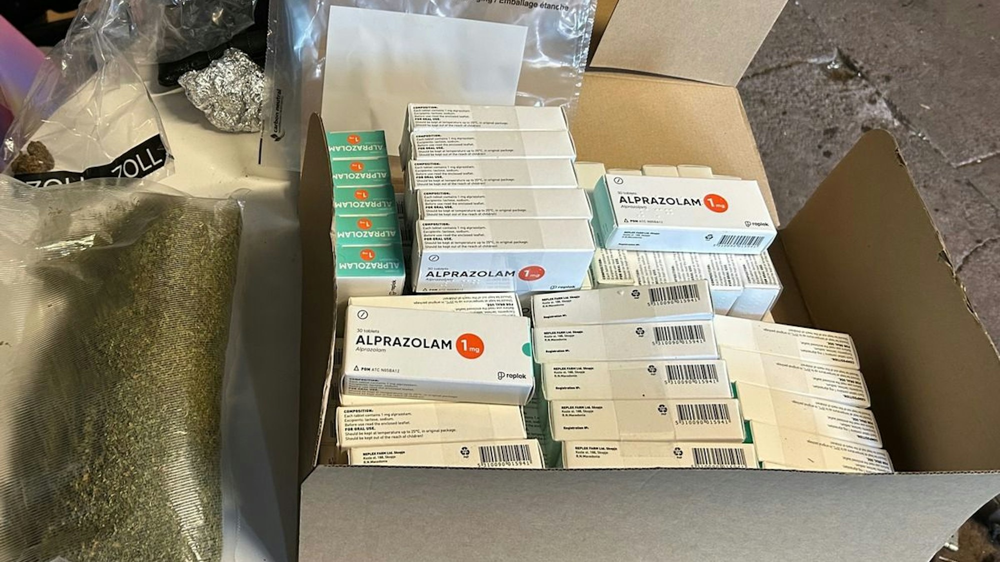 Zerschlagung einer Drogenbande: Drogen und Waffen sichergestellt.