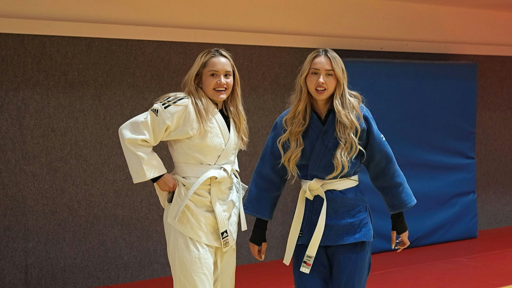 Davina und Shania Geiss probieren die Kampfsportart Judo aus. (Bild: RTLZWEI)