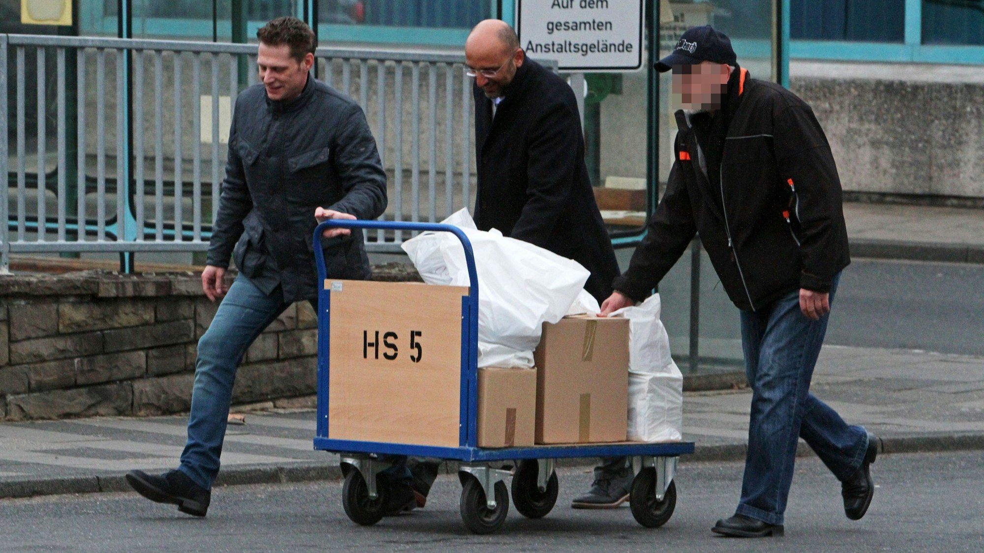 Januar 2014: Hier verlässt Klaus P. die JVA Ossendorf mit seinen Verteidigern Marco Heymann und Abdou Gabbar