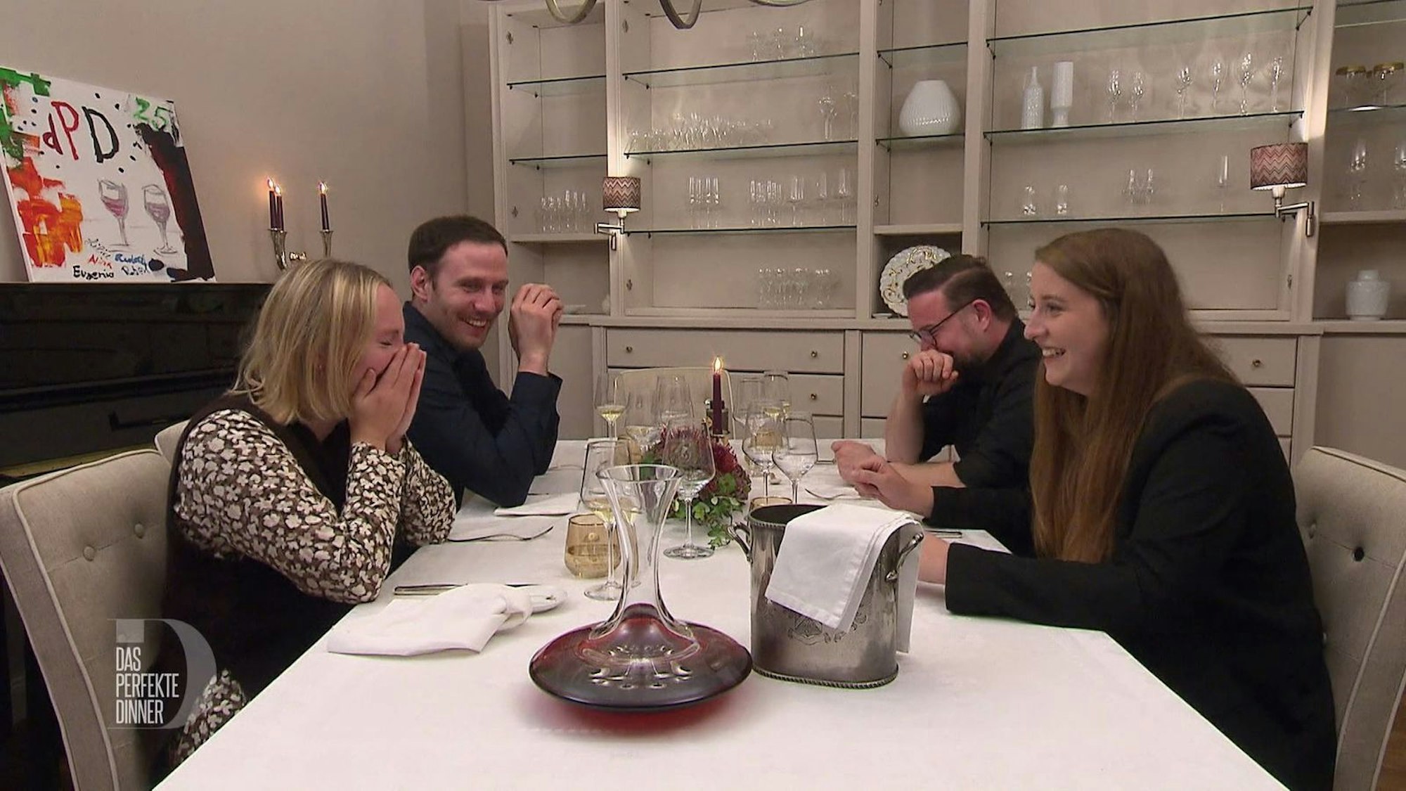 Radost, Eugenio und Robert lachen sich über Alinas verrückte Geschichte kaputt.
(Bild: RTL)