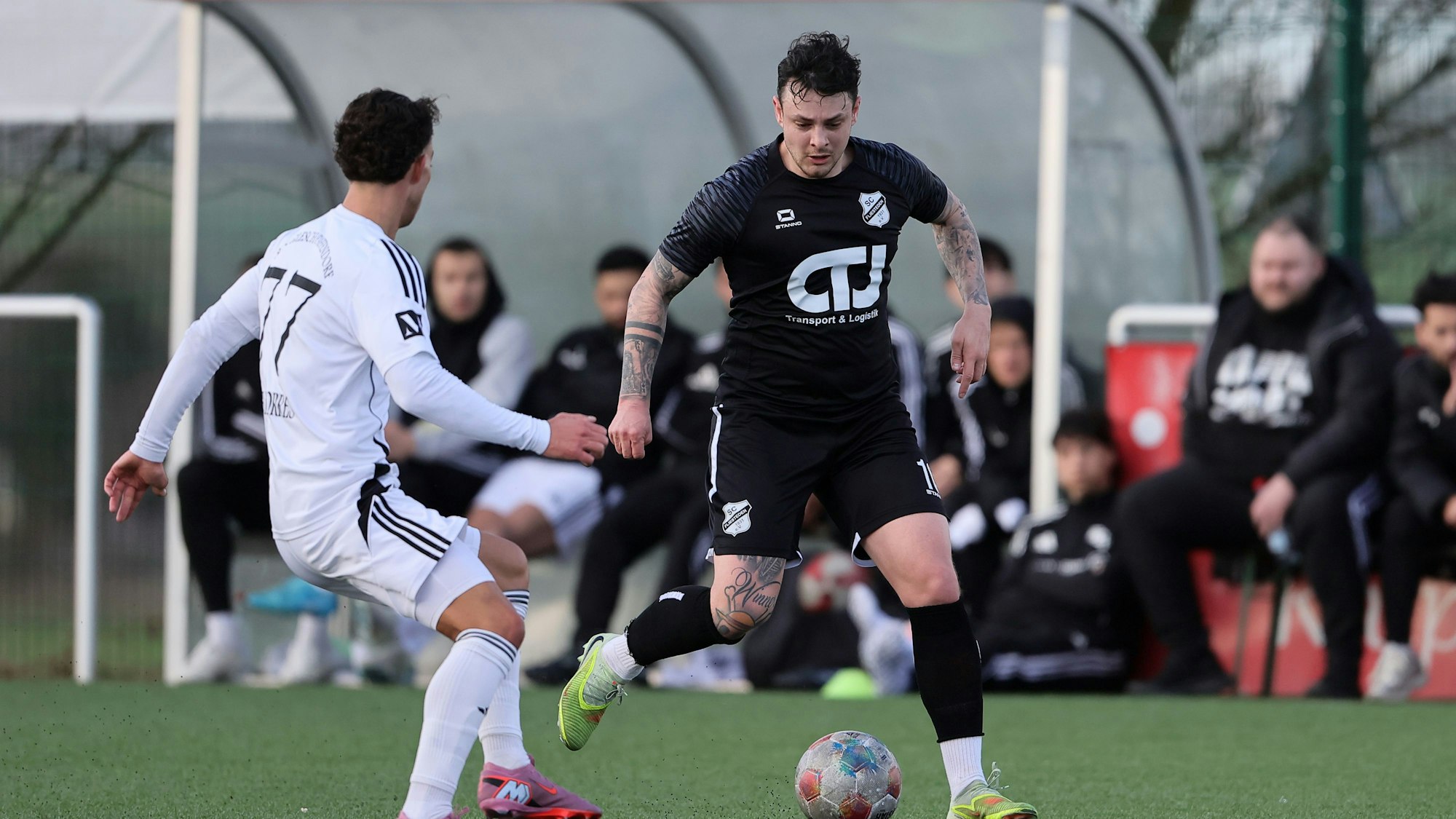 Das Foto zeigt Aaron Herzog in einer Spielszene.