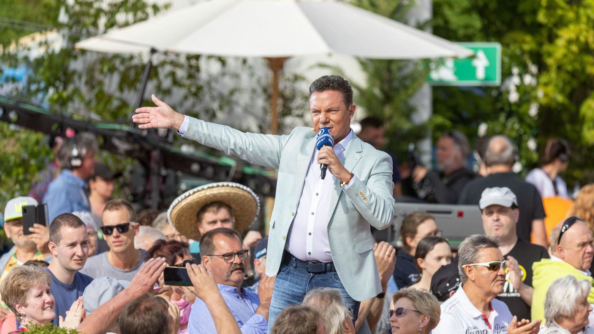 Moderator Stefan Mross steht während der Live-Übertragung der Sendung „Immer wieder sonntags“ in der „Immer wieder sonntags“-Arena.