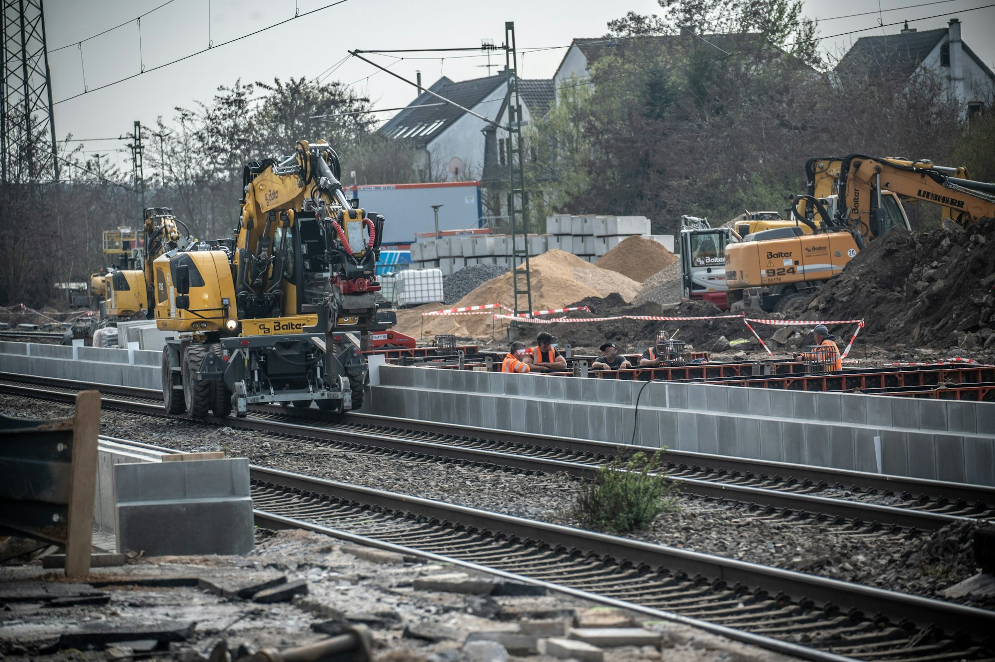 Bahnstreckensanierung: Im Manforter Bahnhof werden zurzeit die Bahnsteigkanten gesetzt. Bild: Ralf Krieger