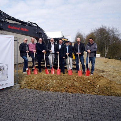 Das Bild zeigt den symbolischen Spatenstich für den Neubau eines Logistikzentrums des Unternehmens Unitechnik am Standort im Industriegebiet Wiehl-Bomig.