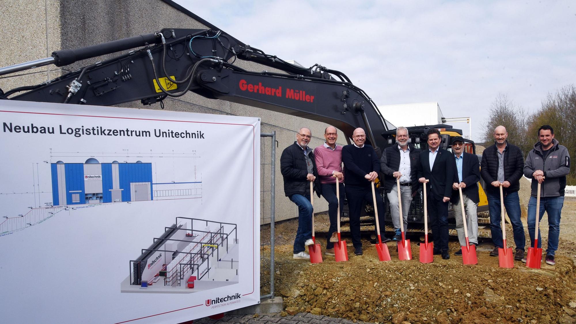 Das Bild zeigt den symbolischen Spatenstich für den Neubau eines Logistikzentrums des Unternehmens Unitechnik am Standort im Industriegebiet Wiehl-Bomig.