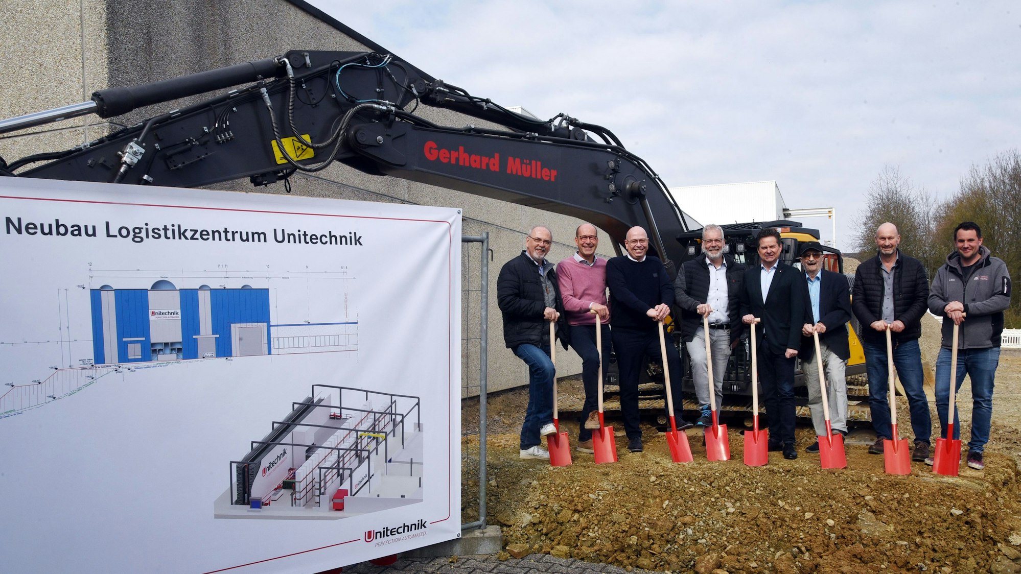 Das Bild zeigt den symbolischen Spatenstich für den Neubau eines Logistikzentrums des Unternehmens Unitechnik am Standort im Industriegebiet Wiehl-Bomig.