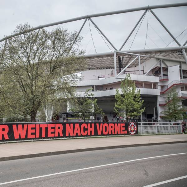 Banner vor der Bay-Arena