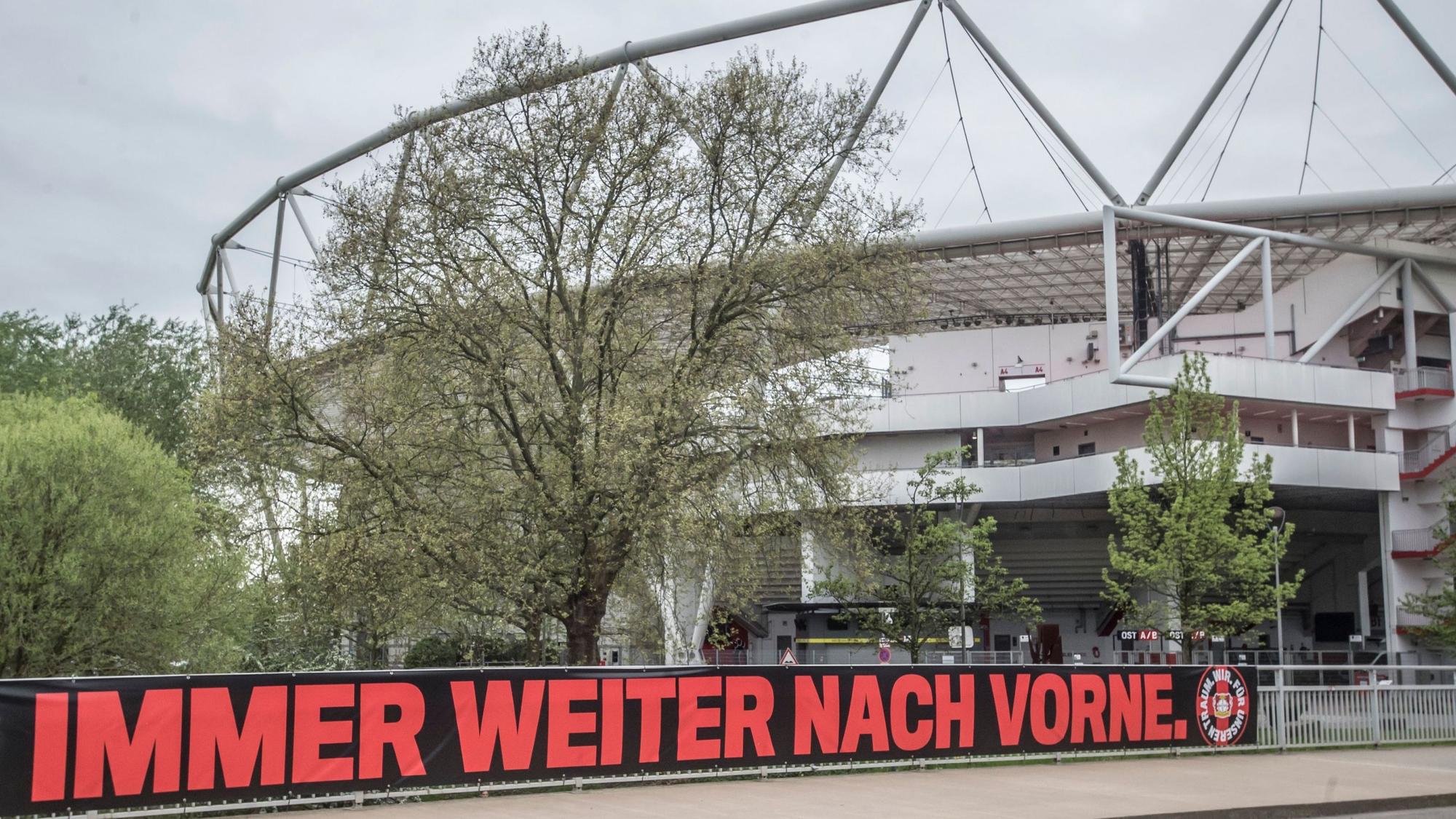 Banner vor der Bay-Arena