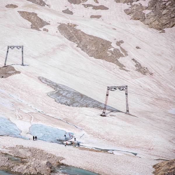 Schnee liegt auf dem Gletscherrest des Nördlichen Schneeferners auf dem Zugspitzplatt. Der Nördliche Schneeferner ist der zweitgrößte deutsche Gletscher. (Archivbild)