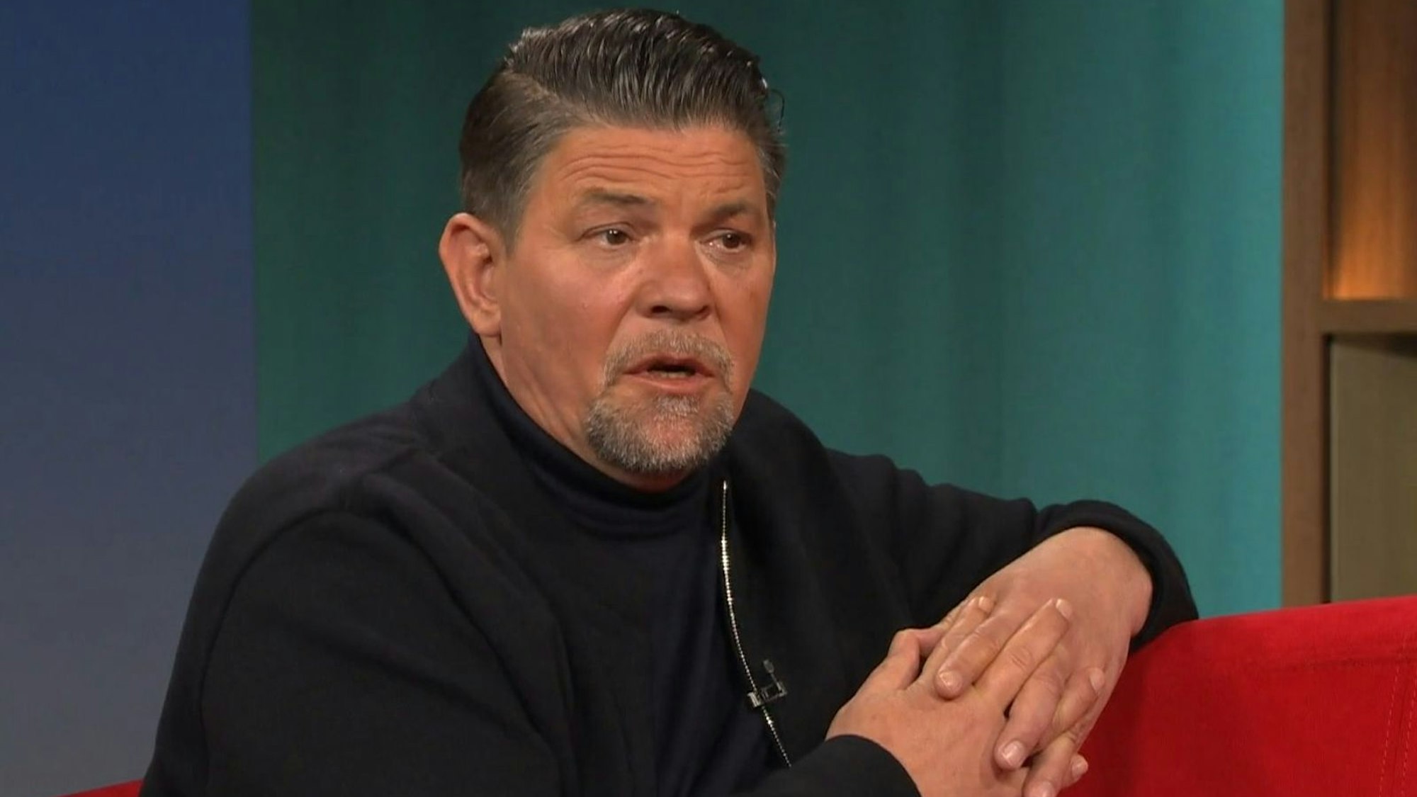 Tim Mälzer war bei „DAS! Rote Sofa“ zu Gast. (Bild: ARD)
