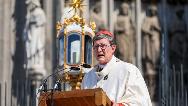 Woelki predigt von der Kanzel vor dem Dom.