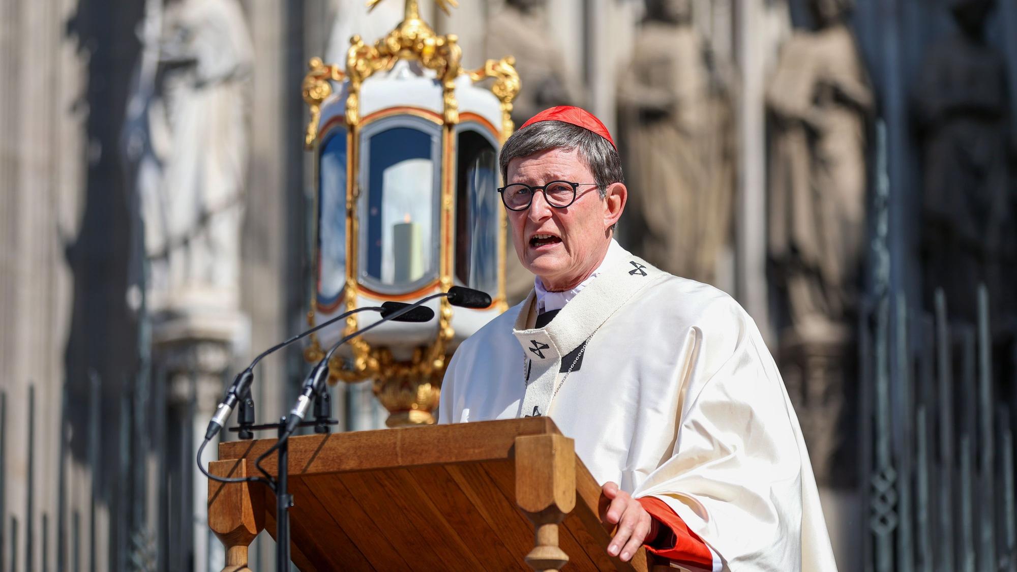 Woelki predigt von der Kanzel vor dem Dom.