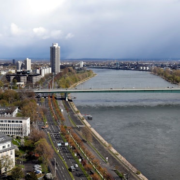 Die Rheinuferstraße gehört zu den Hauptverkehrsachsen in Köln.