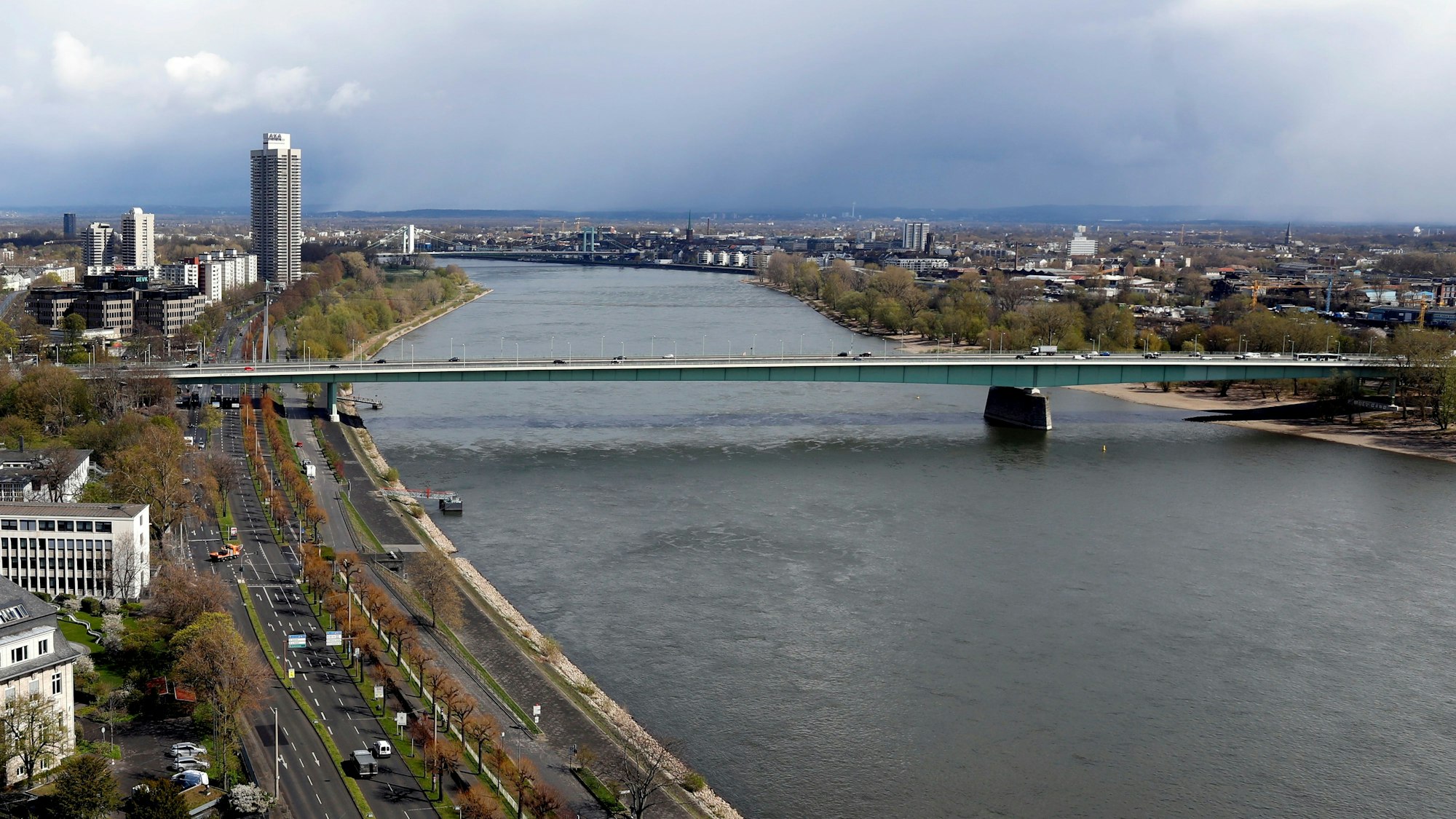 Die Rheinuferstraße gehört zu den Hauptverkehrsachsen in Köln.