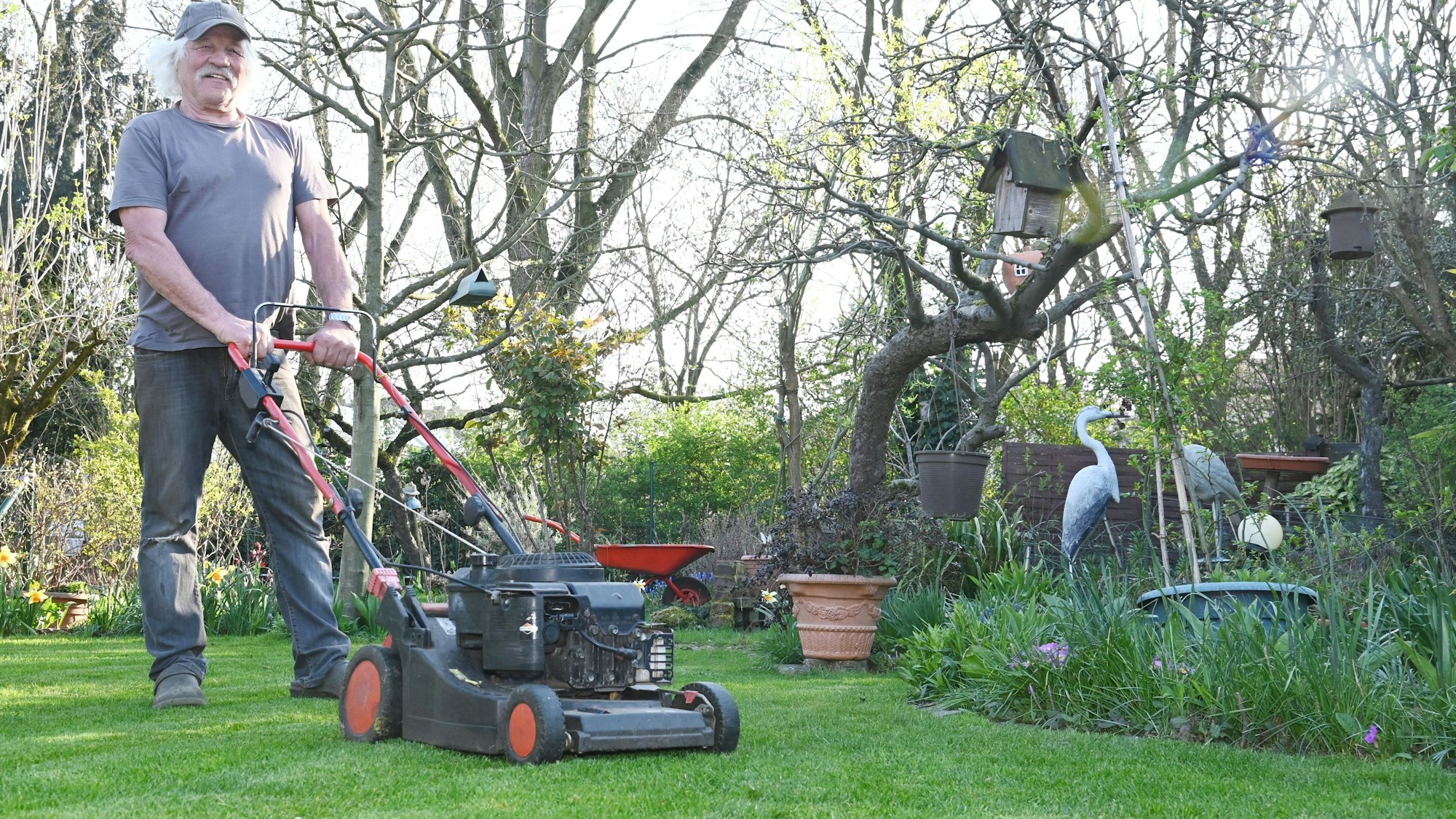 Kurt Pirmins Stolz ist sein gepflegter Rasen.