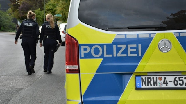 Symbolbild Streifenwagen mit Polizistinnen