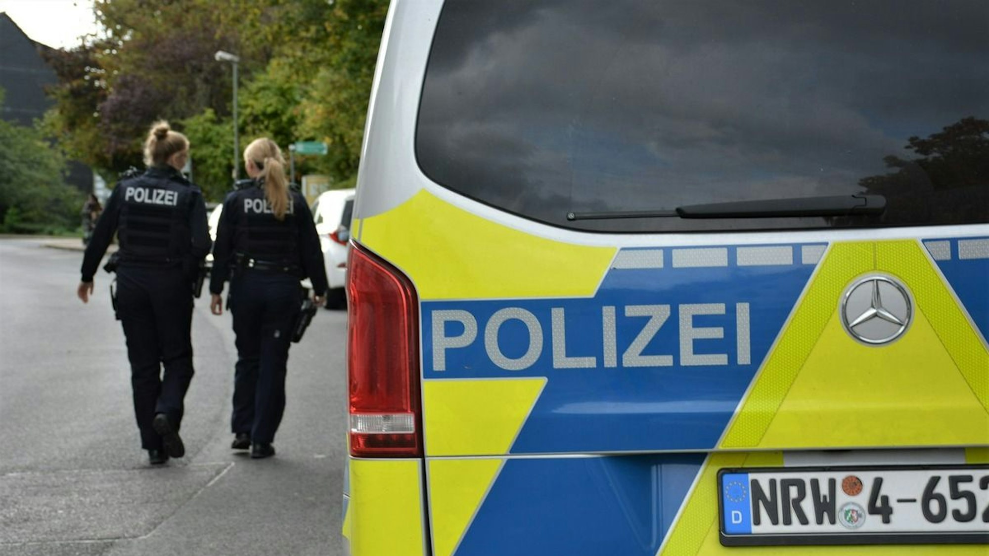 Symbolbild Streifenwagen mit Polizistinnen