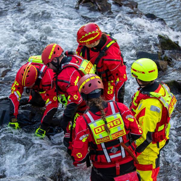 Strömungsretter im Einsatz.