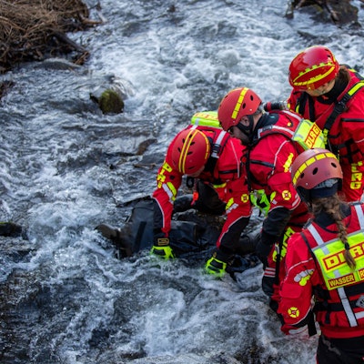 Strömungsretter im Einsatz.
