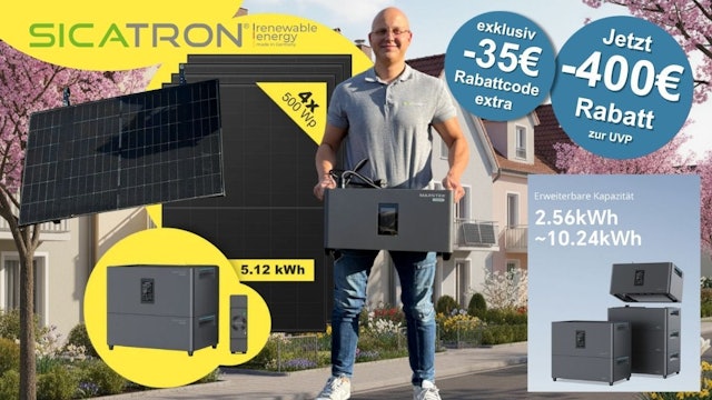 Sicatron-Balkonkraftwerk-Set. Malik Cakmak von Sicatron hält den Marstek Jupiter C Plus Speicher. Daneben sind vier 500-Watt-Solarmodule und ein modularer Speicher-Turm zu sehen, mit einem Hinweis auf 435 Euro Rabatt. Im Hintergrund eine Reihenhaussiedlung im Frühling mit Balkonen.