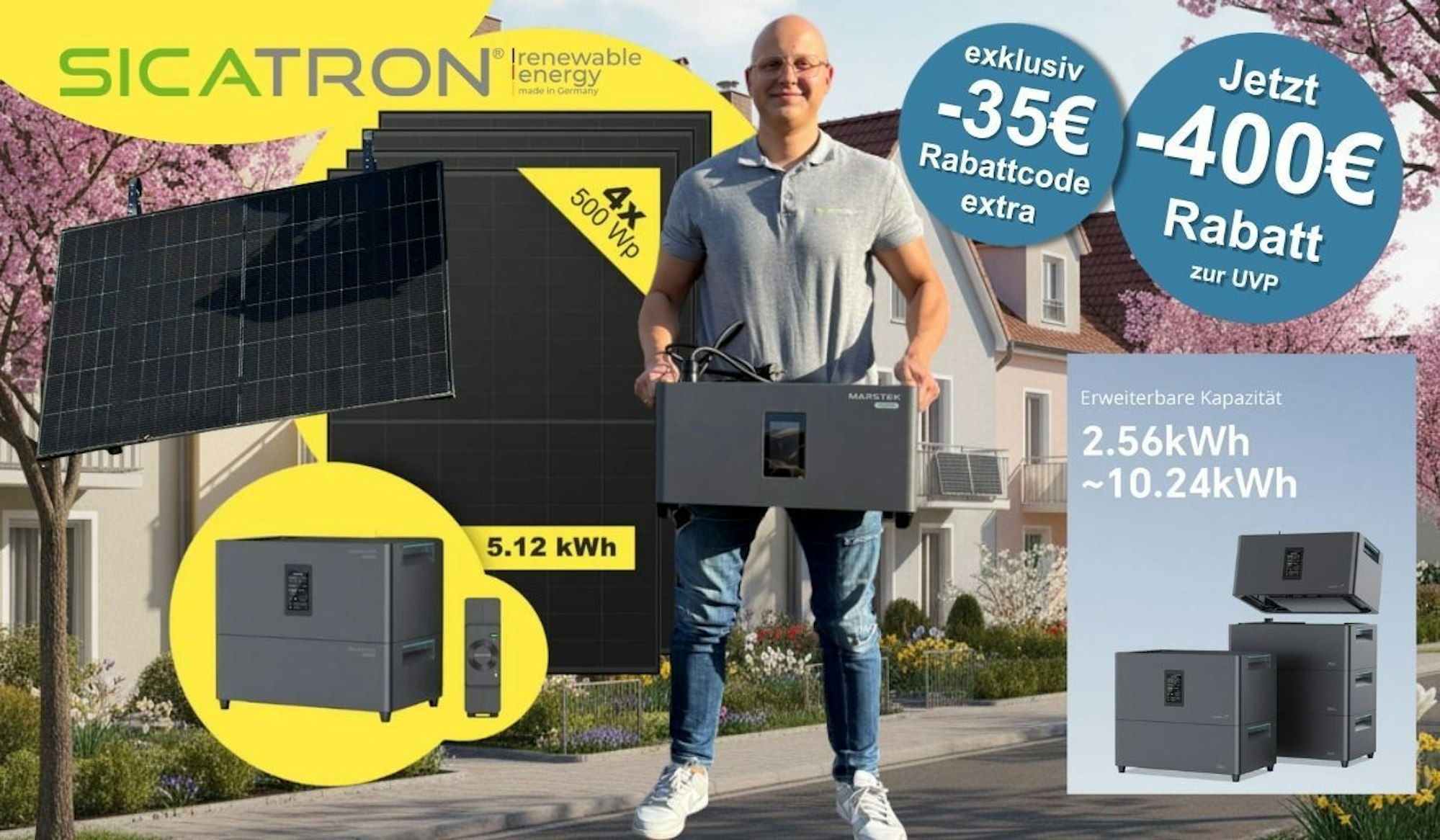 Sicatron-Balkonkraftwerk-Set. Malik Cakmak von Sicatron hält den Marstek Jupiter C Plus Speicher. Daneben sind vier 500-Watt-Solarmodule und ein modularer Speicher-Turm zu sehen, mit einem Hinweis auf 435 Euro Rabatt. Im Hintergrund eine Reihenhaussiedlung im Frühling mit Balkonen.