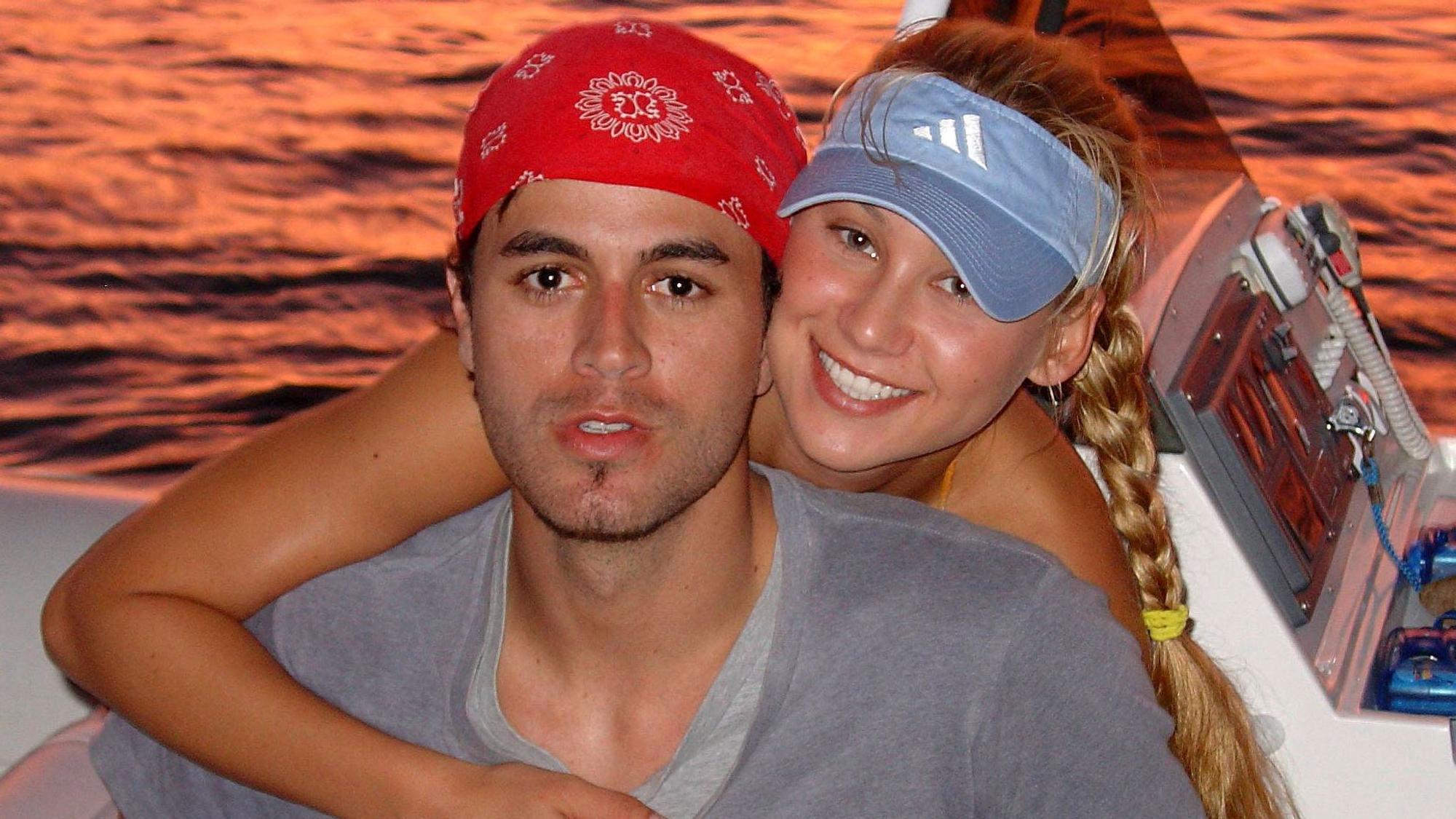 Anna Kournikova umarmt Enrique Iglesias.