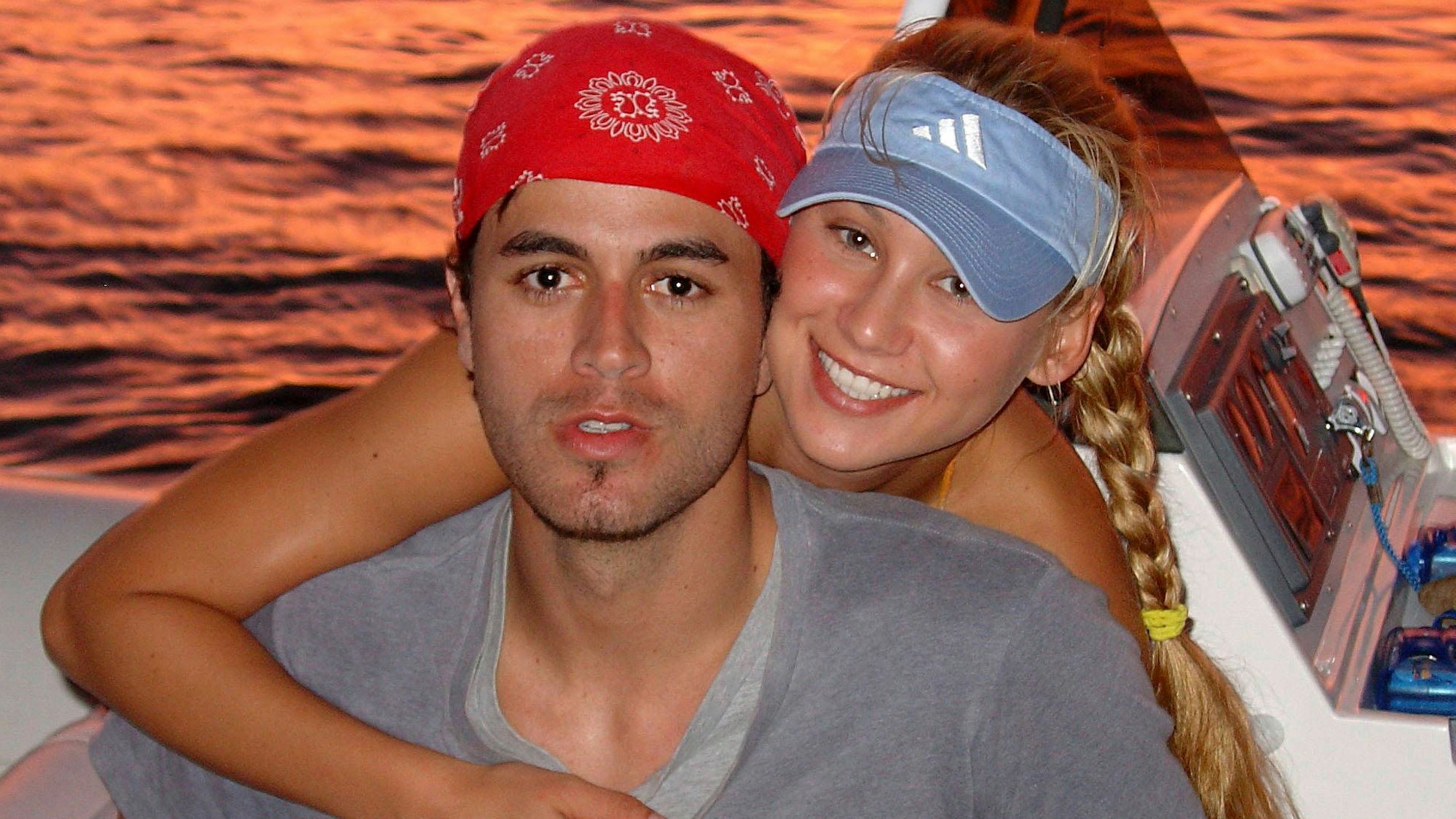 Anna Kournikova umarmt Enrique Iglesias.
