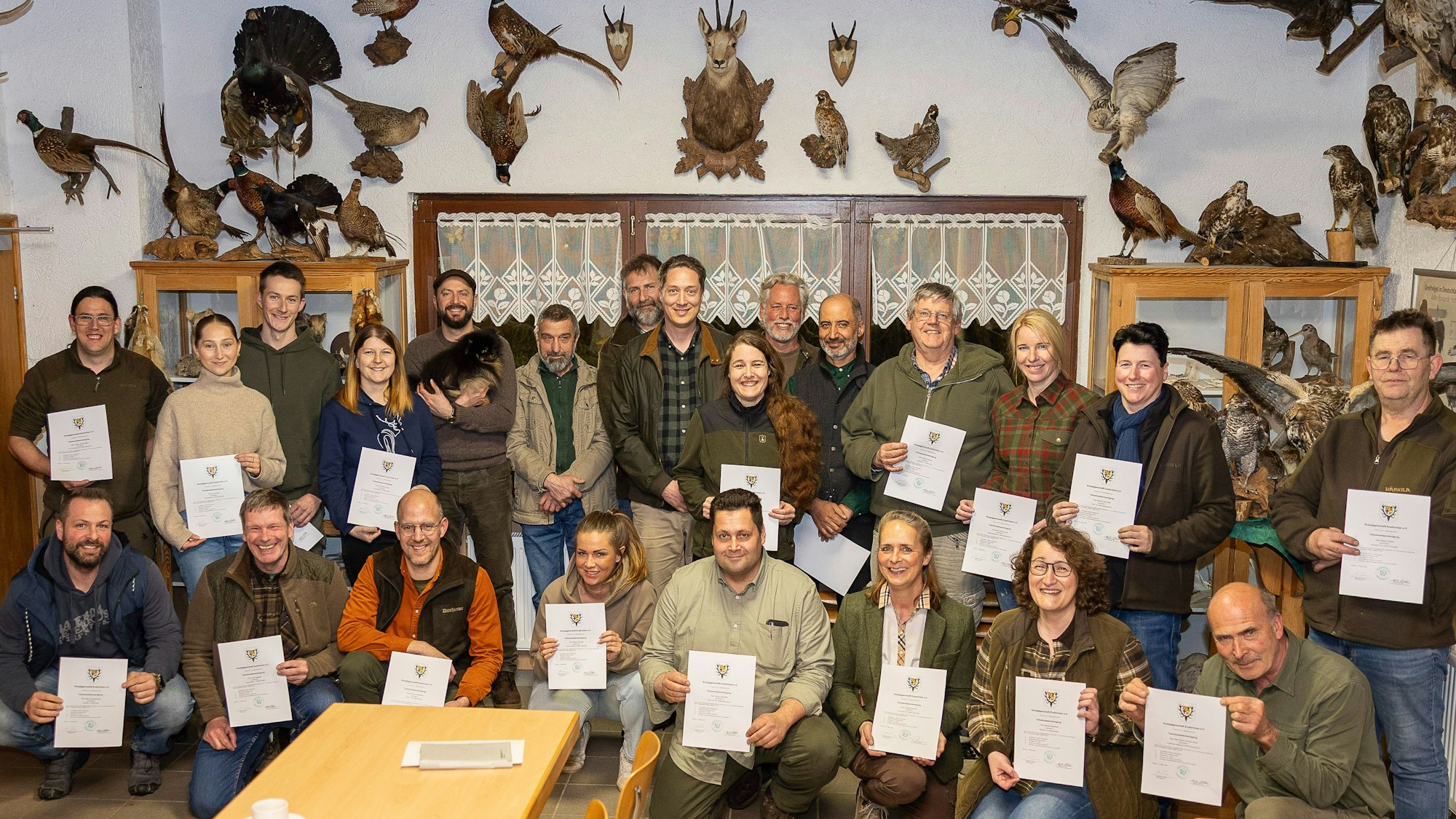 Die Teilnehmer der Schulung mit ihren Zertifikaten.