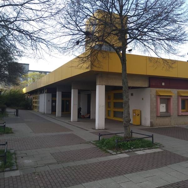 Die geschlossene Chorweiler Postbank-Filiale von außen.