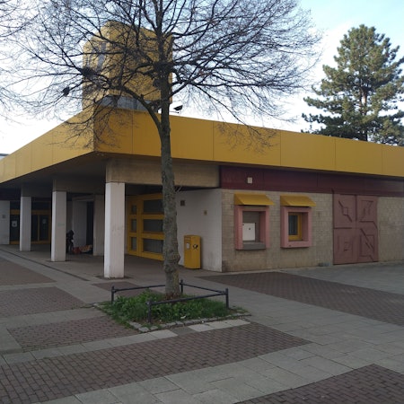 Die geschlossene Chorweiler Postbank-Filiale von außen.