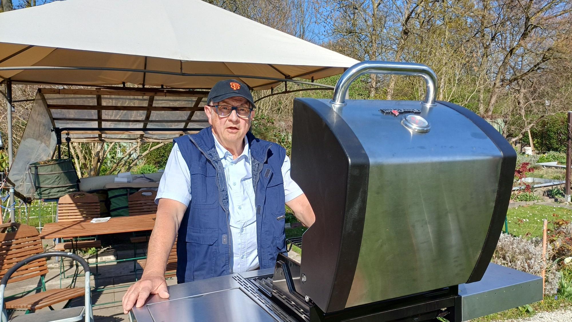 Hans Günter Weis hat einen neuen Grill aufgestellt.