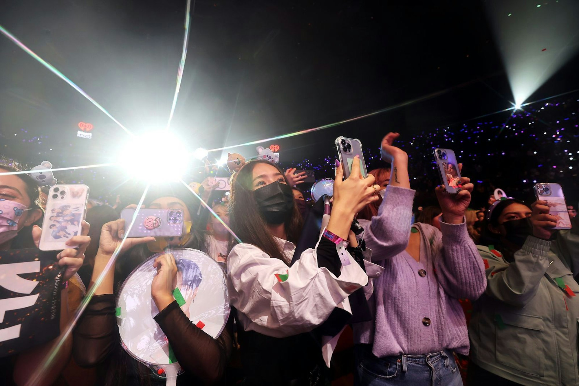 Die Fans von BTS werden „ARMY“ genannt und sorgen regelmäßig dafür, dass ihre Lieblinge Rekorde brechen. (Bild: 2021 iHeartMedia/Emma McIntyre)