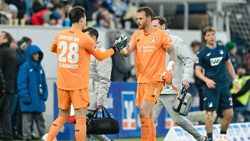 ARCHIV - 17.01.2026, Baden-Württemberg, Sinsheim: Fußball: Bundesliga, TSG 1899 Hoffenheim - Bayer Leverkusen, 18. Spieltag, PreZero Arena. Torwart Janis Blaswich (l, Bayer Leverkusen) und Torwart Mark Flekken (Bayer Leverkusen) bei der Auswechslung. Blaswich stand zuletzt im Bayer-Tor und vertrat Flekken. (zu dpa: «Bayer vor heikler Aufgabe in Heidenheim – Torwartfrage offen») Foto: Uwe Anspach/dpa +++ dpa-Bildfunk +++