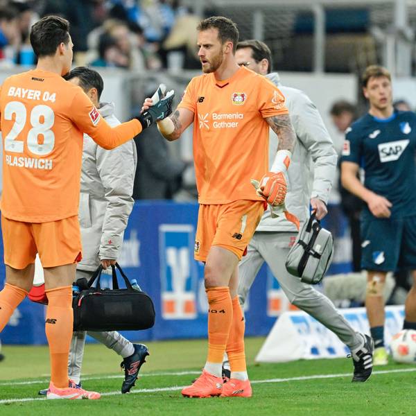 ARCHIV - 17.01.2026, Baden-Württemberg, Sinsheim: Fußball: Bundesliga, TSG 1899 Hoffenheim - Bayer Leverkusen, 18. Spieltag, PreZero Arena. Torwart Janis Blaswich (l, Bayer Leverkusen) und Torwart Mark Flekken (Bayer Leverkusen) bei der Auswechslung. Blaswich stand zuletzt im Bayer-Tor und vertrat Flekken. (zu dpa: «Bayer vor heikler Aufgabe in Heidenheim – Torwartfrage offen») Foto: Uwe Anspach/dpa +++ dpa-Bildfunk +++