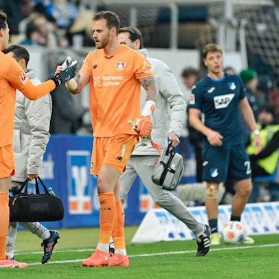 ARCHIV - 17.01.2026, Baden-Württemberg, Sinsheim: Fußball: Bundesliga, TSG 1899 Hoffenheim - Bayer Leverkusen, 18. Spieltag, PreZero Arena. Torwart Janis Blaswich (l, Bayer Leverkusen) und Torwart Mark Flekken (Bayer Leverkusen) bei der Auswechslung. Blaswich stand zuletzt im Bayer-Tor und vertrat Flekken. (zu dpa: «Bayer vor heikler Aufgabe in Heidenheim – Torwartfrage offen») Foto: Uwe Anspach/dpa +++ dpa-Bildfunk +++