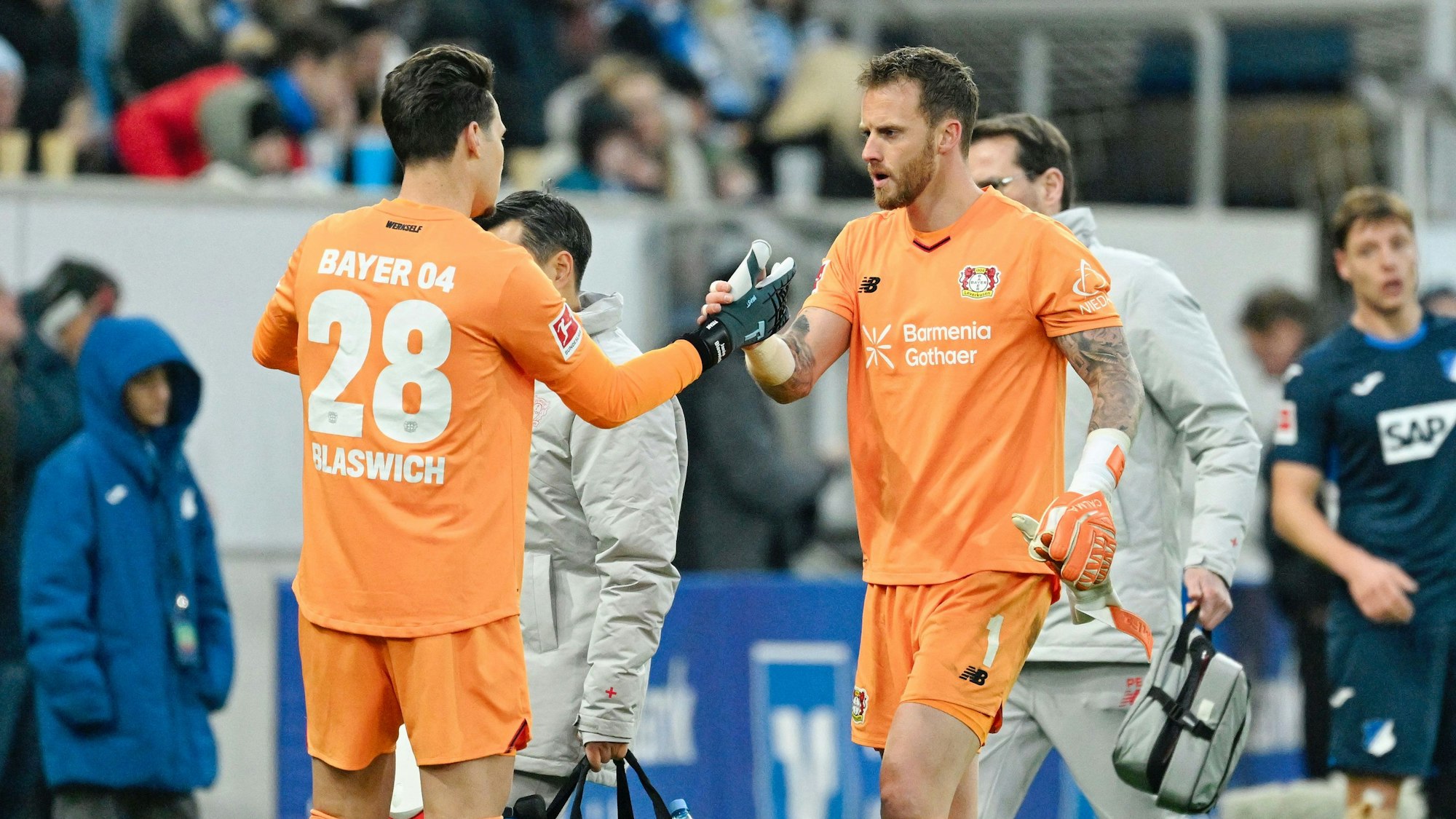 ARCHIV - 17.01.2026, Baden-Württemberg, Sinsheim: Fußball: Bundesliga, TSG 1899 Hoffenheim - Bayer Leverkusen, 18. Spieltag, PreZero Arena. Torwart Janis Blaswich (l, Bayer Leverkusen) und Torwart Mark Flekken (Bayer Leverkusen) bei der Auswechslung. Blaswich stand zuletzt im Bayer-Tor und vertrat Flekken. (zu dpa: «Bayer vor heikler Aufgabe in Heidenheim – Torwartfrage offen») Foto: Uwe Anspach/dpa +++ dpa-Bildfunk +++
